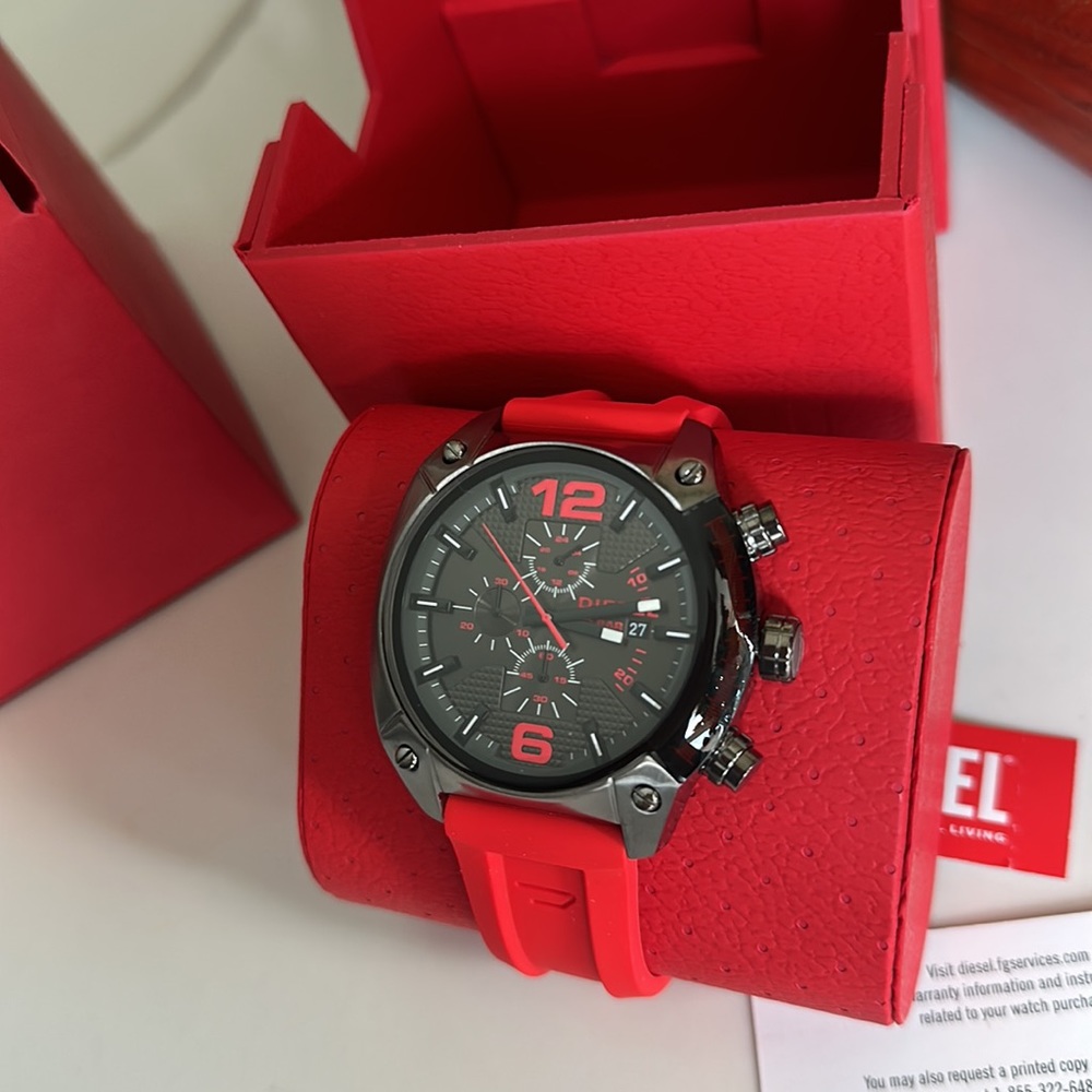 DIESEL©
Overflow Chronograph
Silicone Strap Watch, 49mm
× 55mm - Picture 10 of 10